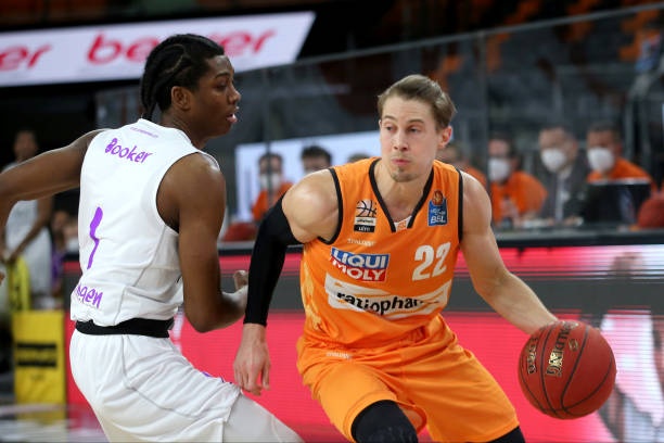 努力追赶的 努力追赶的